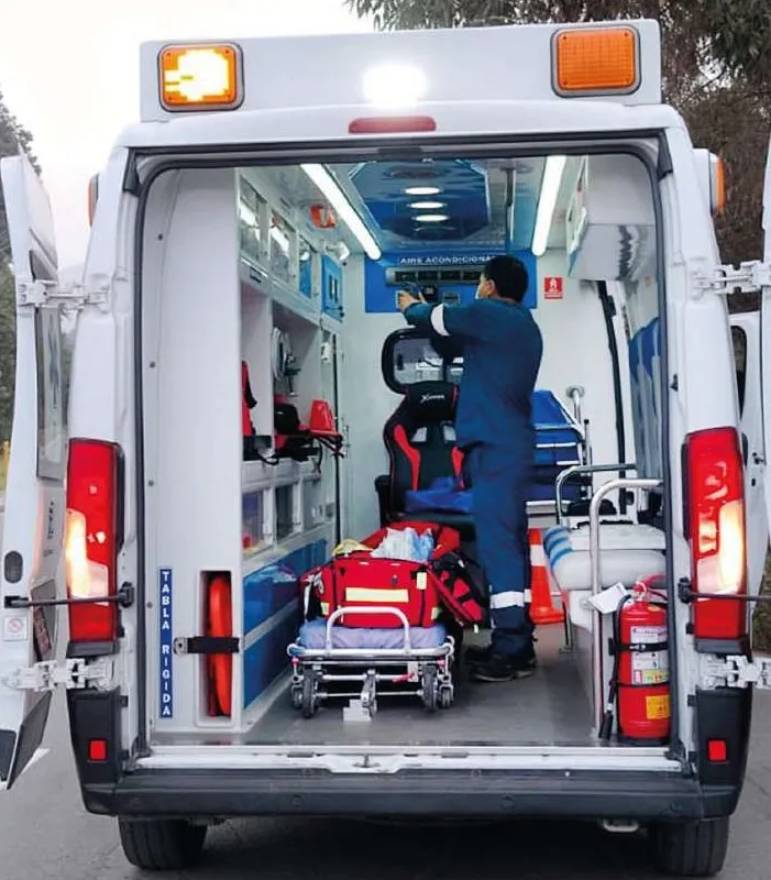 Interior de ambulancia equipada de Hälsa Medical con camilla y equipos