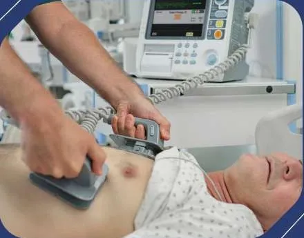 Uso de un desfibrilador durante una práctica de reanimación