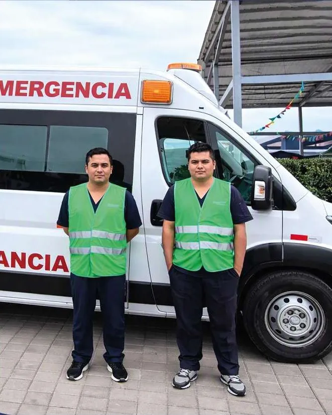 Personal de salud de Hälsa Medical junto a una ambulancia