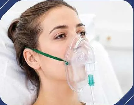 Paciente recibiendo oxigenoterapia con mascarilla